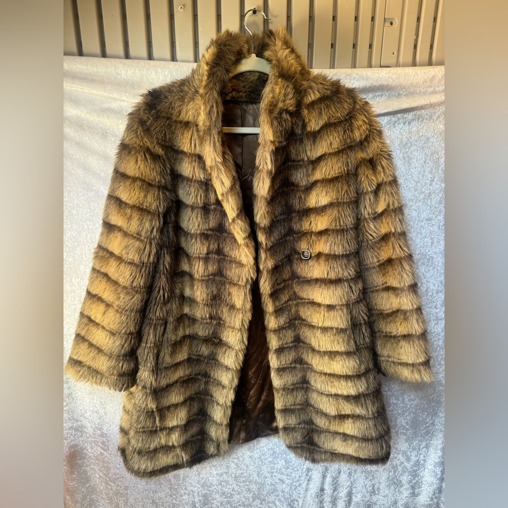 Sportowne Faux Fur Teddy Jacket in Brown color